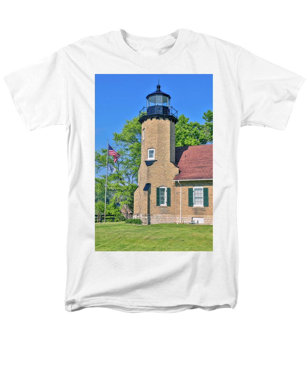 White River Light Michigan - Men's T-Shirt  (Regular Fit)