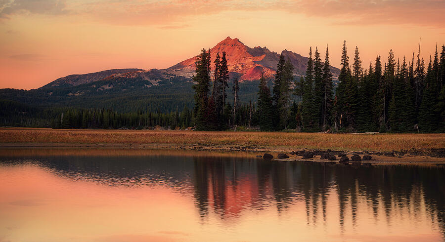 Sparks Lake reflecting the Sisters at sunset in Central Oregon